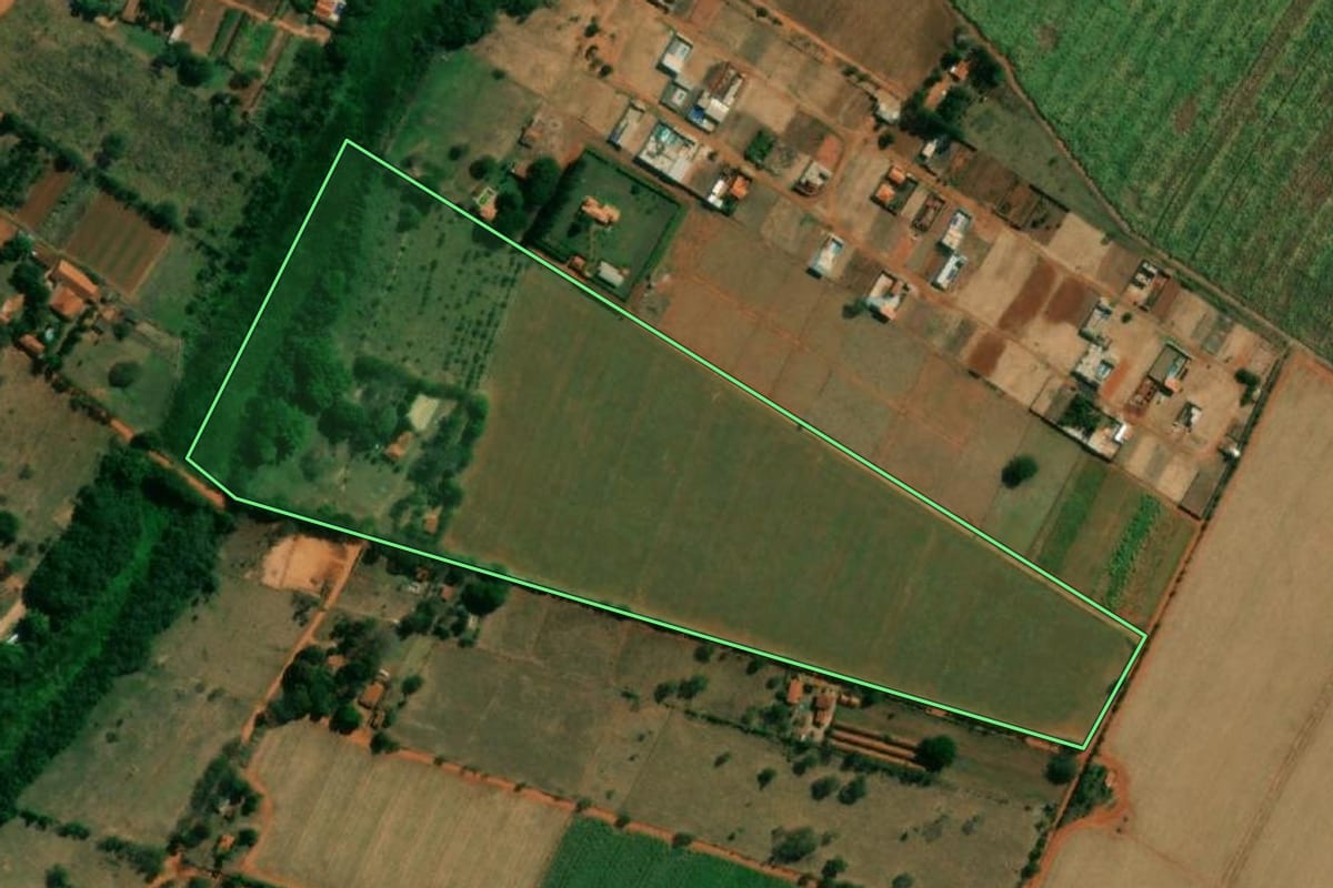 Imagem de satélite do imóvel rural em Itápolis (SP), com o contorno declarado no CAR desenhado por cima.