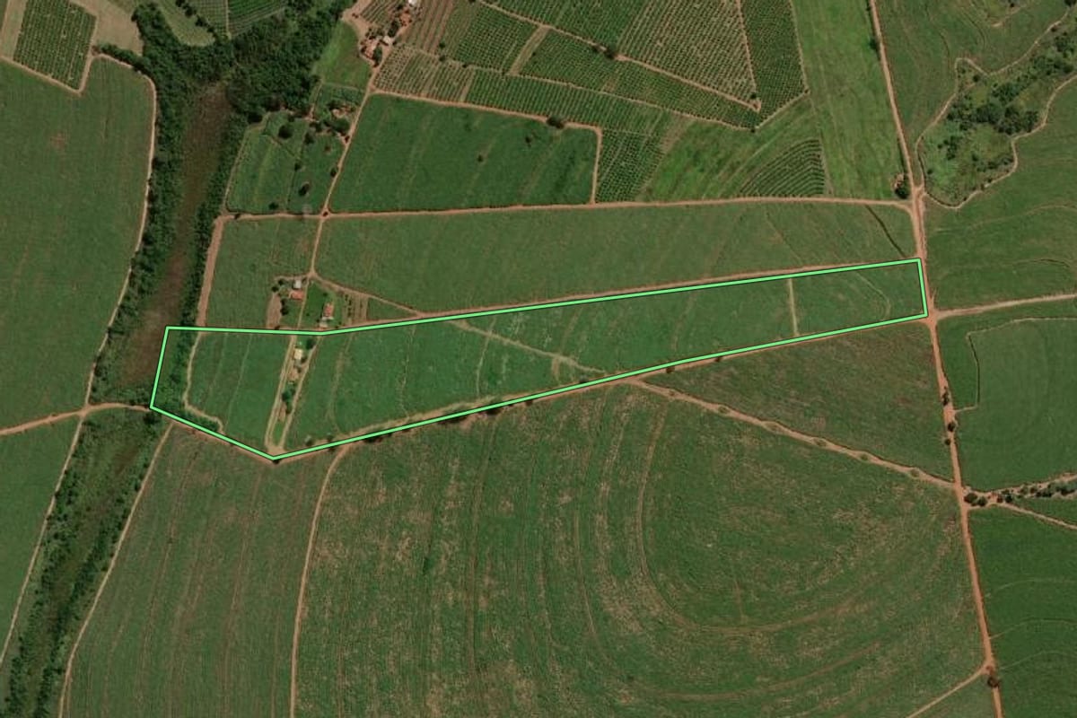 Imagem de satélite do imóvel rural em Itápolis (SP), com o contorno declarado no CAR desenhado por cima.