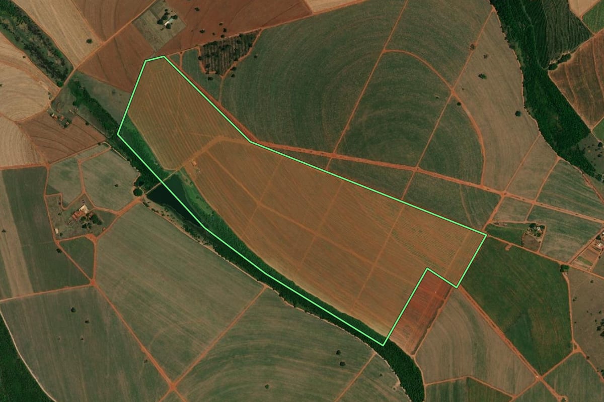 Imagem de satélite do imóvel rural em Itápolis (SP), com o contorno declarado no CAR desenhado por cima.