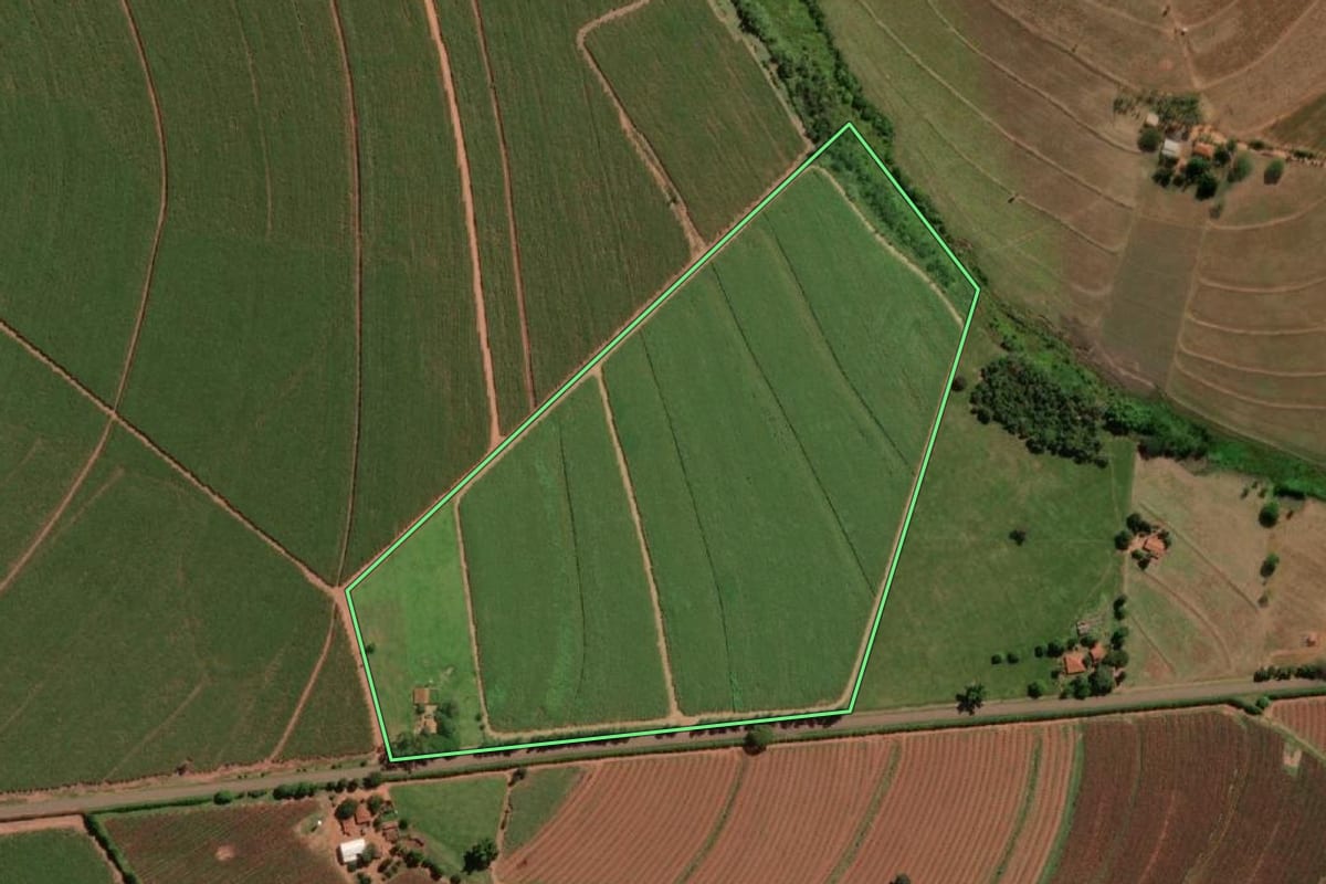 Imagem de satélite do imóvel rural em Itápolis (SP), com o contorno declarado no CAR desenhado por cima.