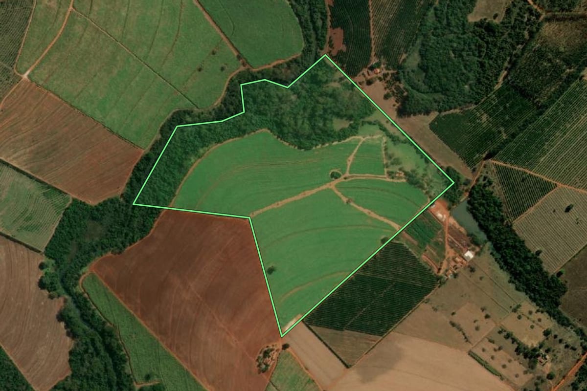 Imagem de satélite do imóvel rural em Itápolis (SP), com o contorno declarado no CAR desenhado por cima.