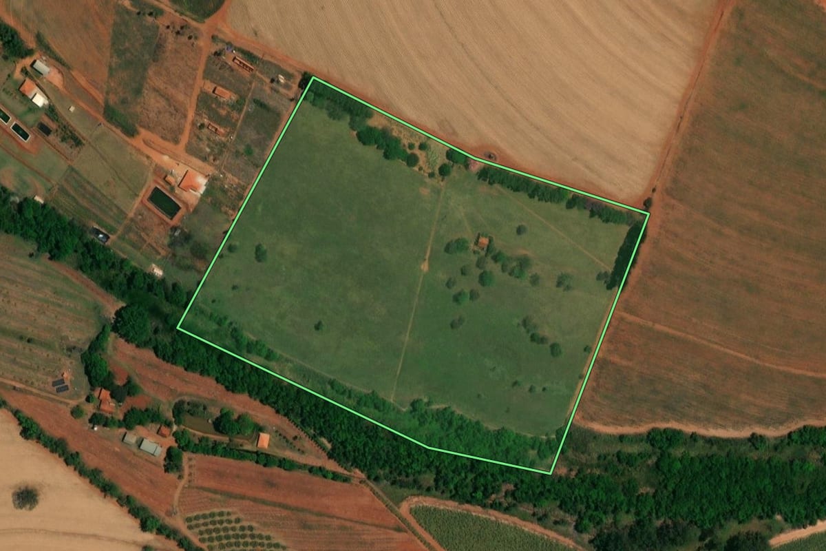 Imagem de satélite do imóvel rural em Itápolis (SP), com o contorno declarado no CAR desenhado por cima.