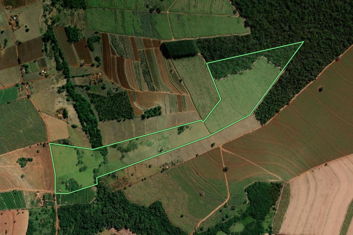 Imagem de satélite do imóvel rural em Itápolis (SP), com o contorno declarado no CAR desenhado por cima.