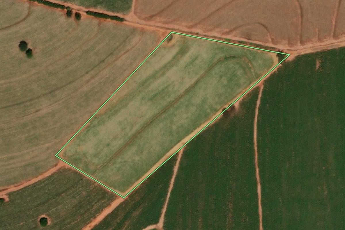 Imagem de satélite do imóvel rural em Itápolis (SP), com o contorno declarado no CAR desenhado por cima.