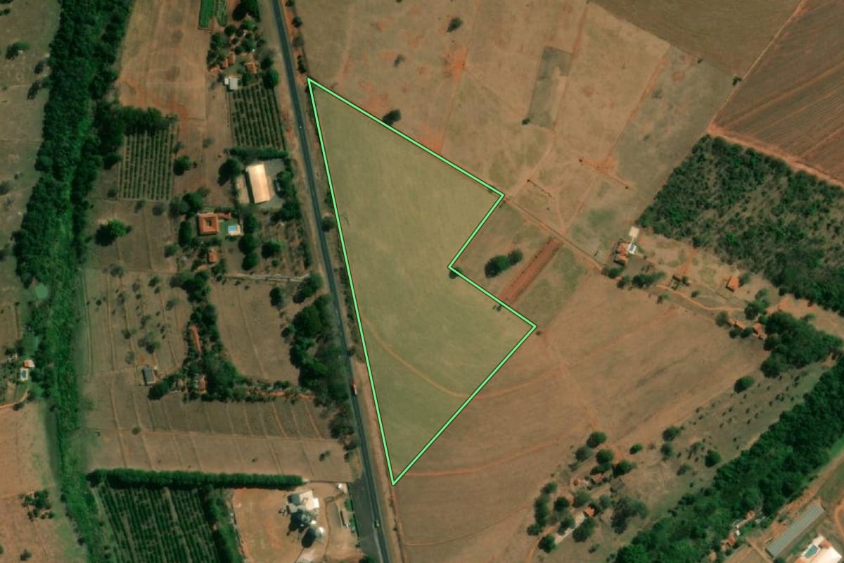 Imagem de satélite do imóvel rural em Itápolis (SP), com o contorno declarado no CAR desenhado por cima.