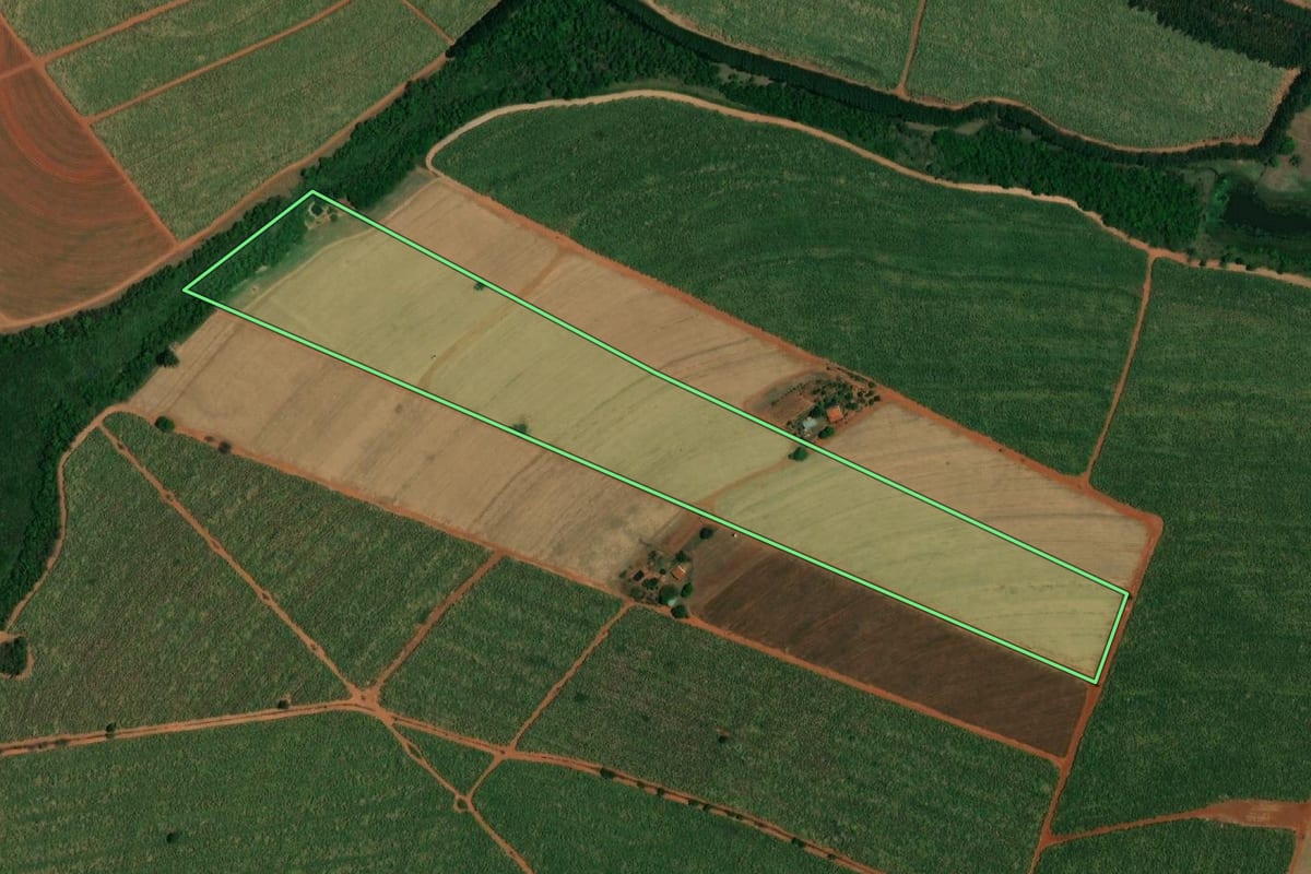 Imagem de satélite do imóvel rural em Itápolis (SP), com o contorno declarado no CAR desenhado por cima.