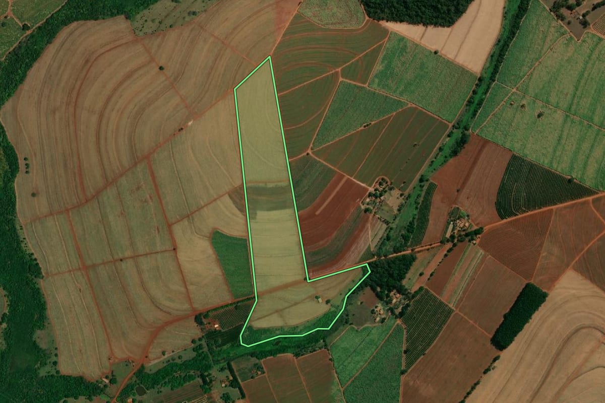 Imagem de satélite do imóvel rural em Itápolis (SP), com o contorno declarado no CAR desenhado por cima.