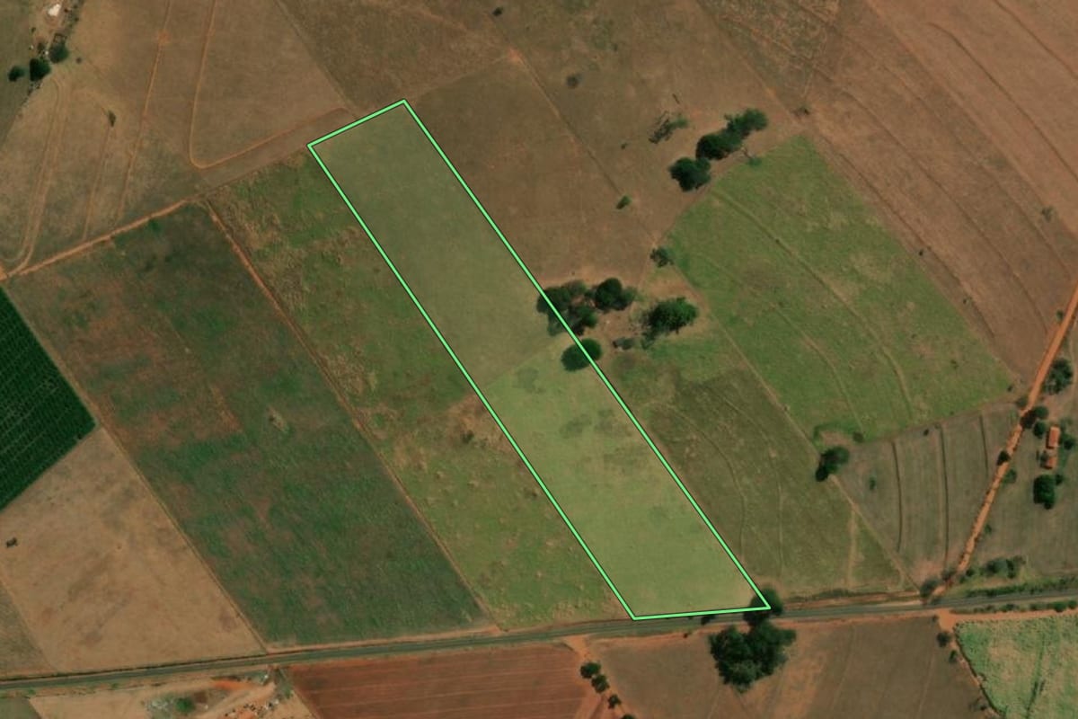 Imagem de satélite do imóvel rural em Itápolis (SP), com o contorno declarado no CAR desenhado por cima.