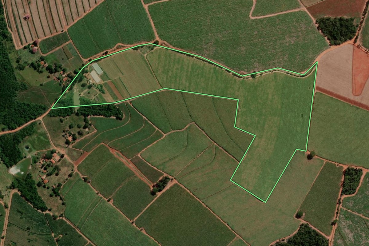 Imagem de satélite do imóvel rural em Itápolis (SP), com o contorno declarado no CAR desenhado por cima.