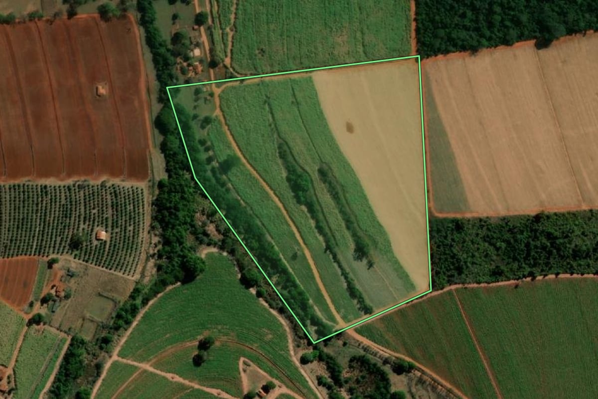 Imagem de satélite do imóvel rural em Itápolis (SP), com o contorno declarado no CAR desenhado por cima.