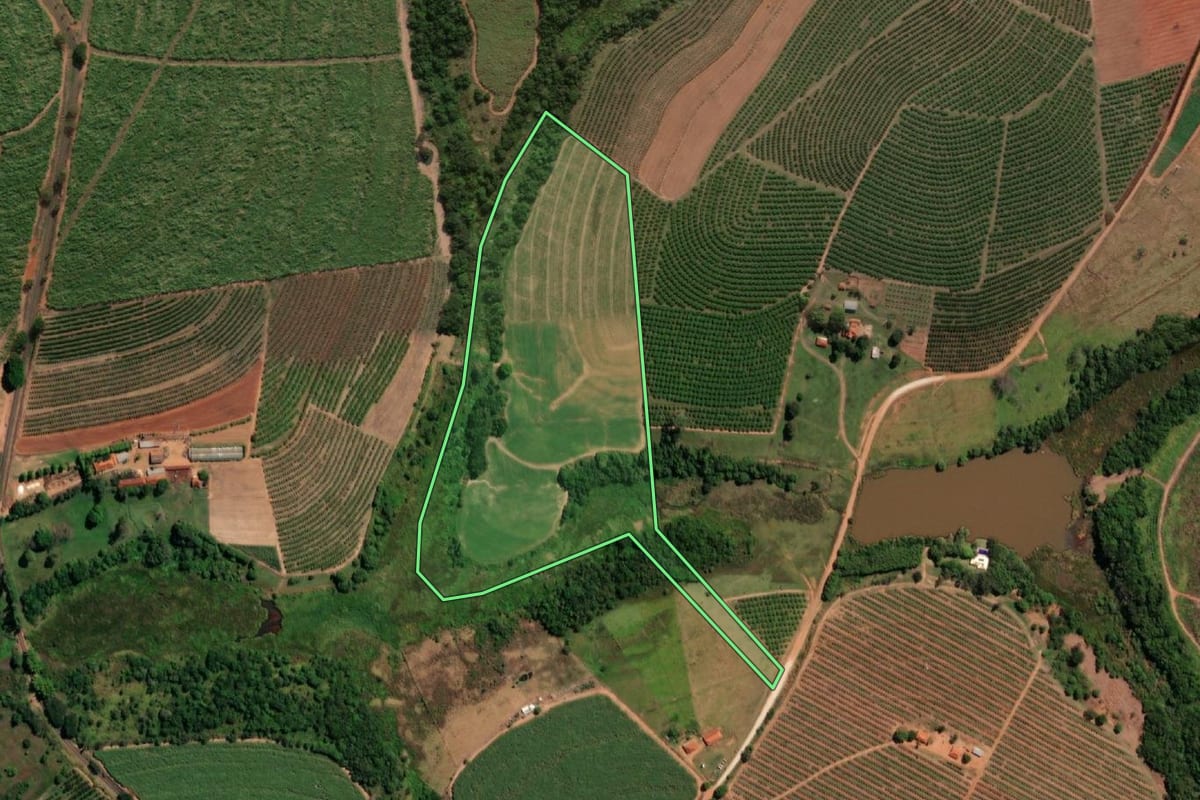 Imagem de satélite do imóvel rural em Itápolis (SP), com o contorno declarado no CAR desenhado por cima.