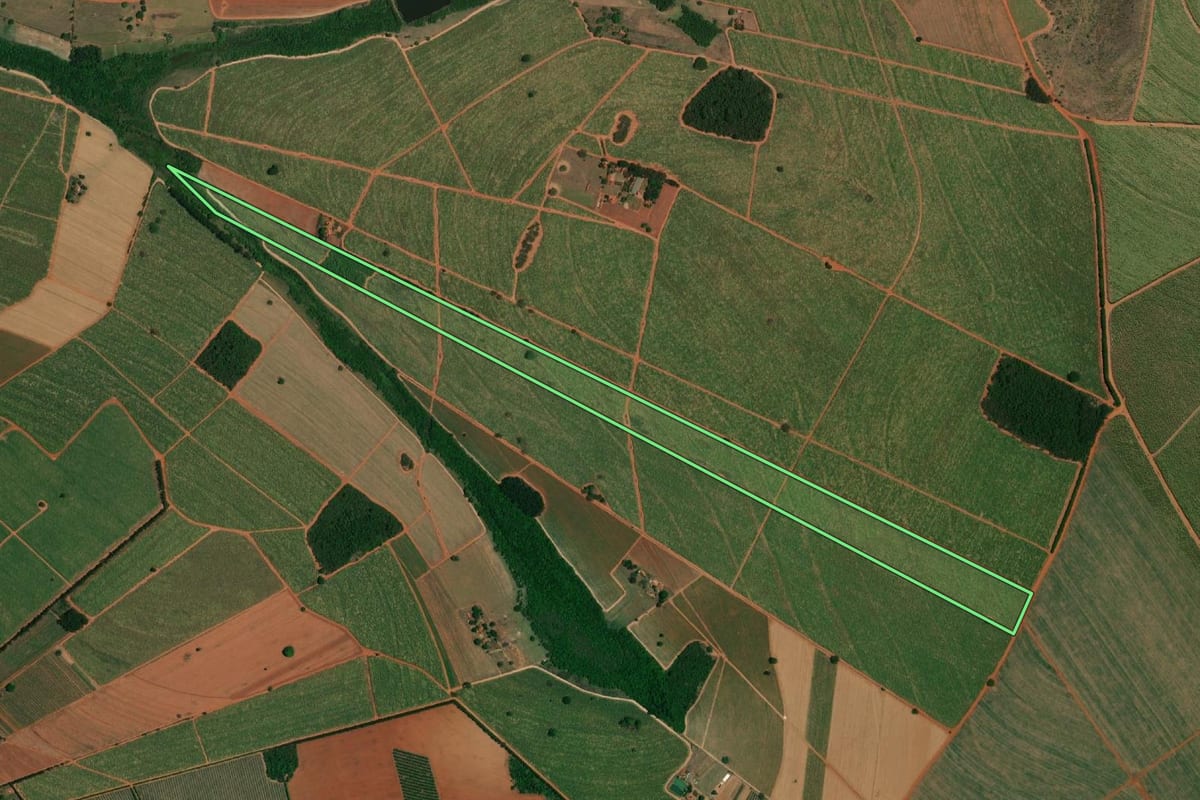 Imagem de satélite do imóvel rural em Itápolis (SP), com o contorno declarado no CAR desenhado por cima.