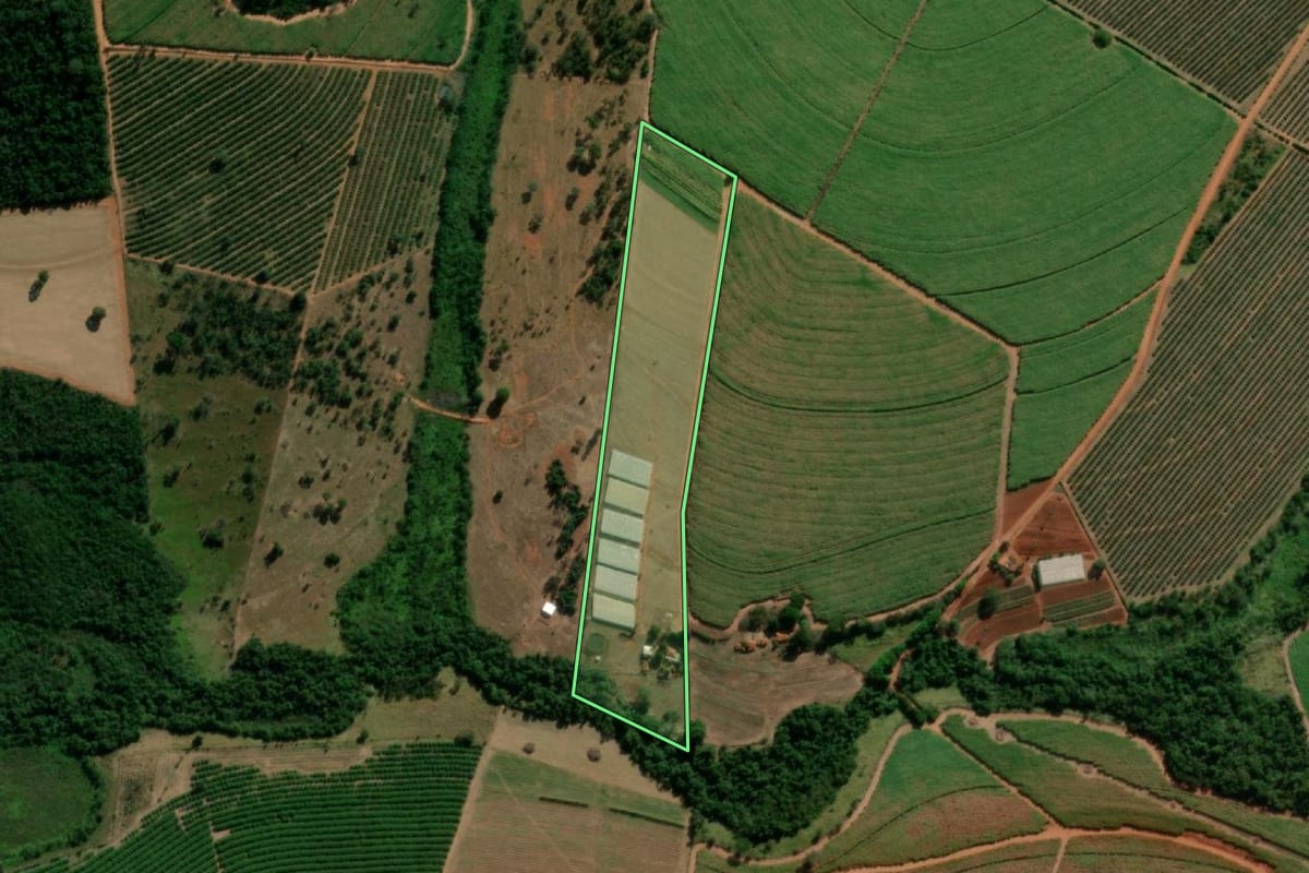 Imagem de satélite do imóvel rural em Itápolis (SP), com o contorno declarado no CAR desenhado por cima.