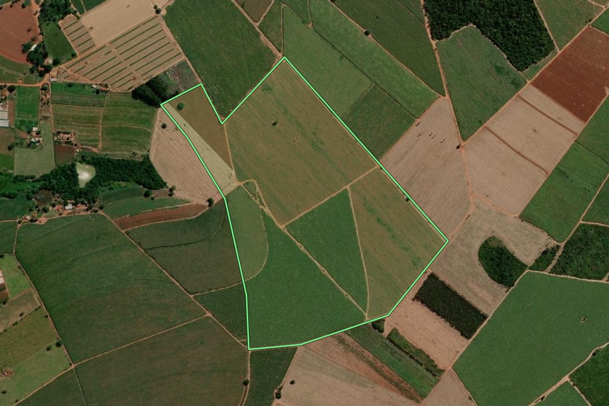 Imagem de satélite do imóvel rural em Itápolis (SP), com o contorno declarado no CAR desenhado por cima.
