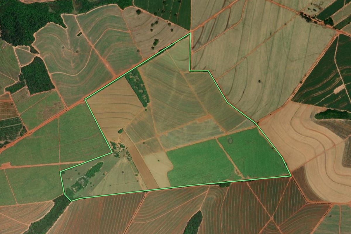 Imagem de satélite do imóvel rural em Itápolis (SP), com o contorno declarado no CAR desenhado por cima.
