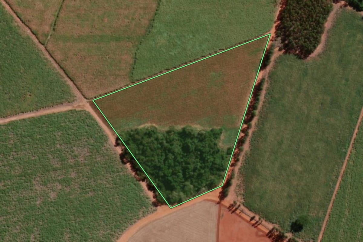 Imagem de satélite do imóvel rural em Itápolis (SP), com o contorno declarado no CAR desenhado por cima.