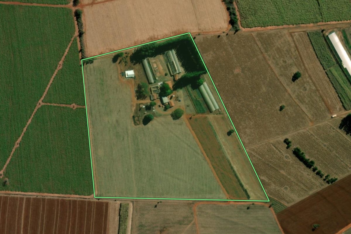 Imagem de satélite do imóvel rural em Itápolis (SP), com o contorno declarado no CAR desenhado por cima.