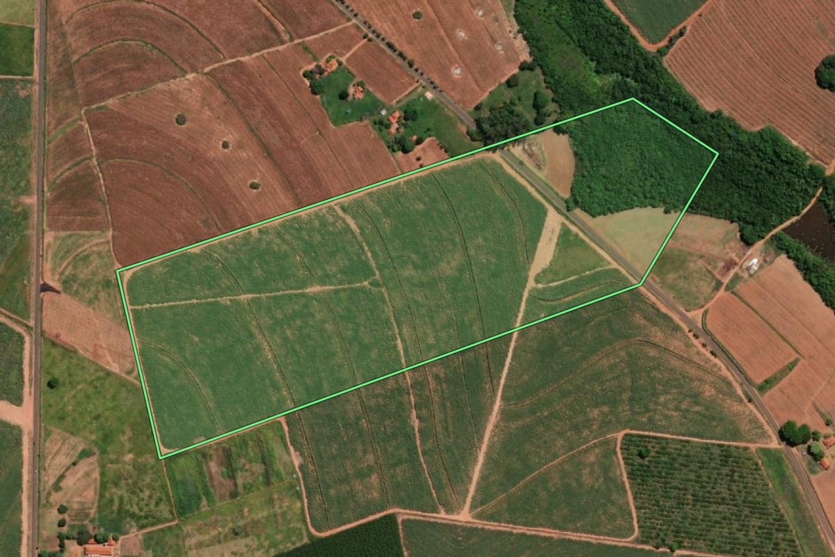 Imagem de satélite do imóvel rural em Itápolis (SP), com o contorno declarado no CAR desenhado por cima.