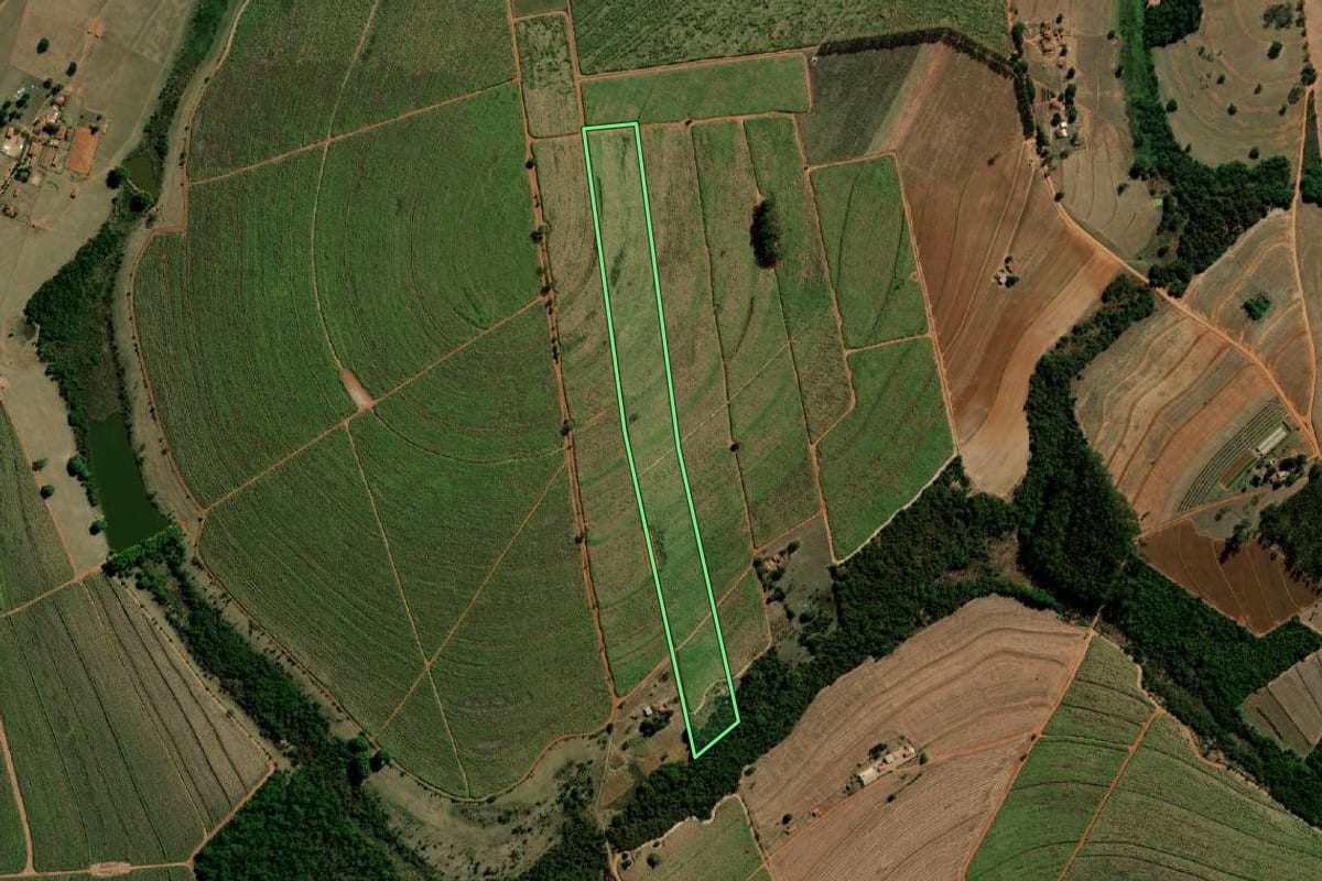 Imagem de satélite do imóvel rural em Itápolis (SP), com o contorno declarado no CAR desenhado por cima.