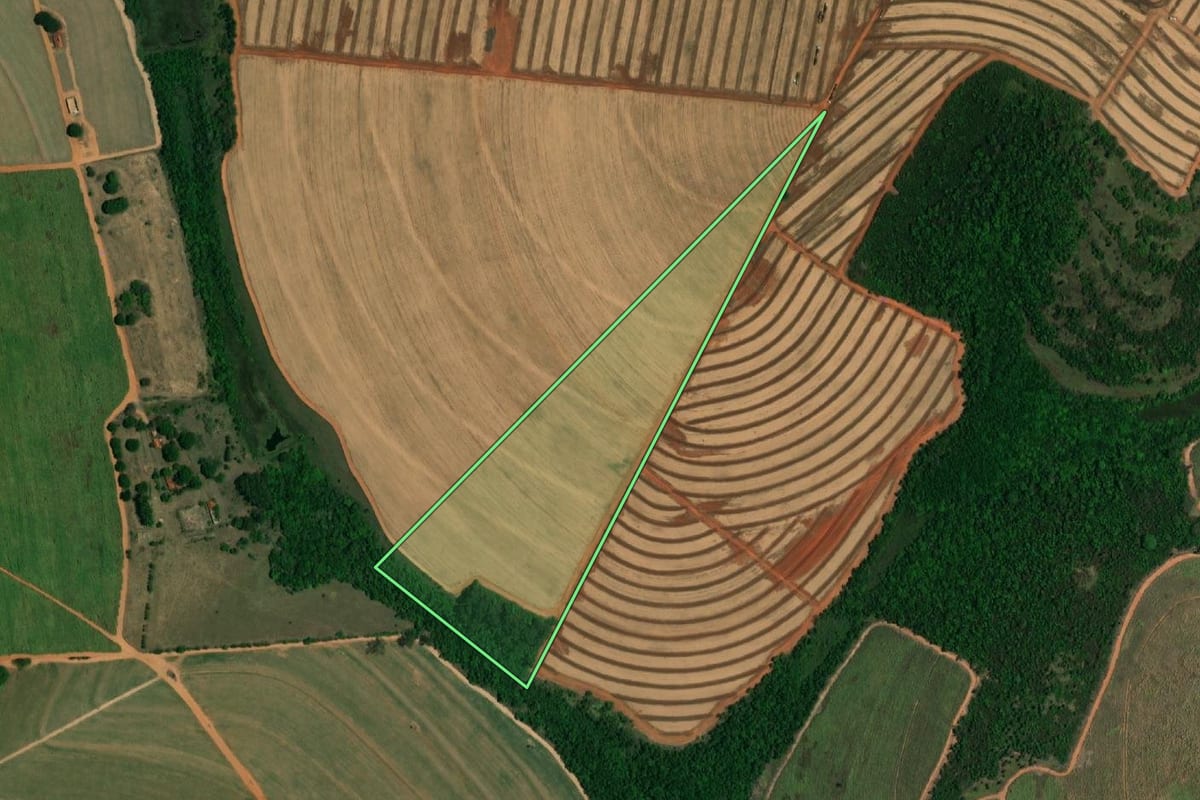 Imagem de satélite do imóvel rural em Itápolis (SP), com o contorno declarado no CAR desenhado por cima.