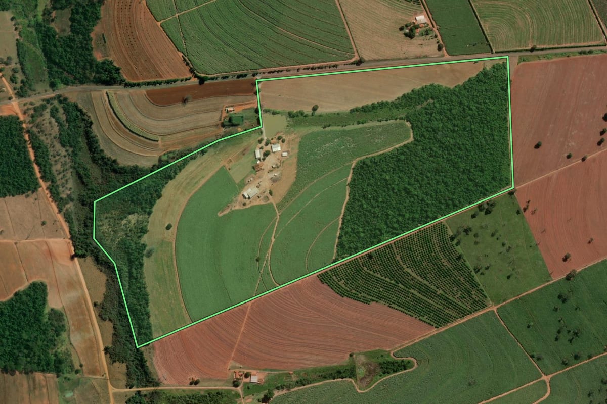 Imagem de satélite do imóvel rural em Itápolis (SP), com o contorno declarado no CAR desenhado por cima.