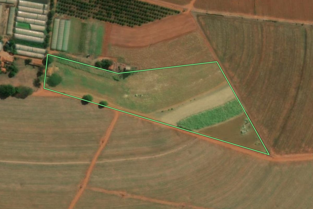 Imagem de satélite do imóvel rural em Itápolis (SP), com o contorno declarado no CAR desenhado por cima.