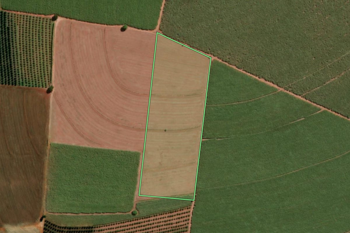 Imagem de satélite do imóvel rural em Itápolis (SP), com o contorno declarado no CAR desenhado por cima.
