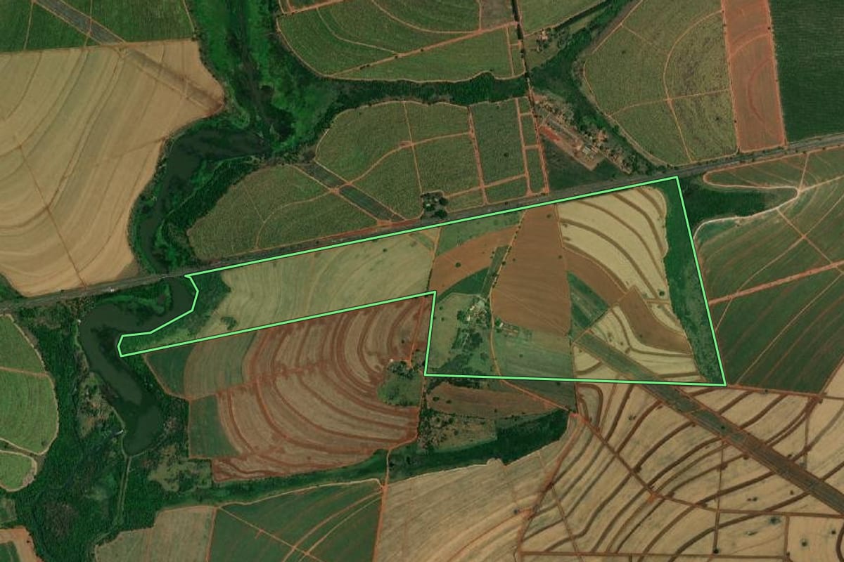 Imagem de satélite do imóvel rural em Itápolis (SP), com o contorno declarado no CAR desenhado por cima.