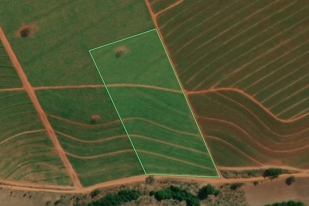 Imagem de satélite do imóvel rural em Itápolis (SP), com o contorno declarado no CAR desenhado por cima.