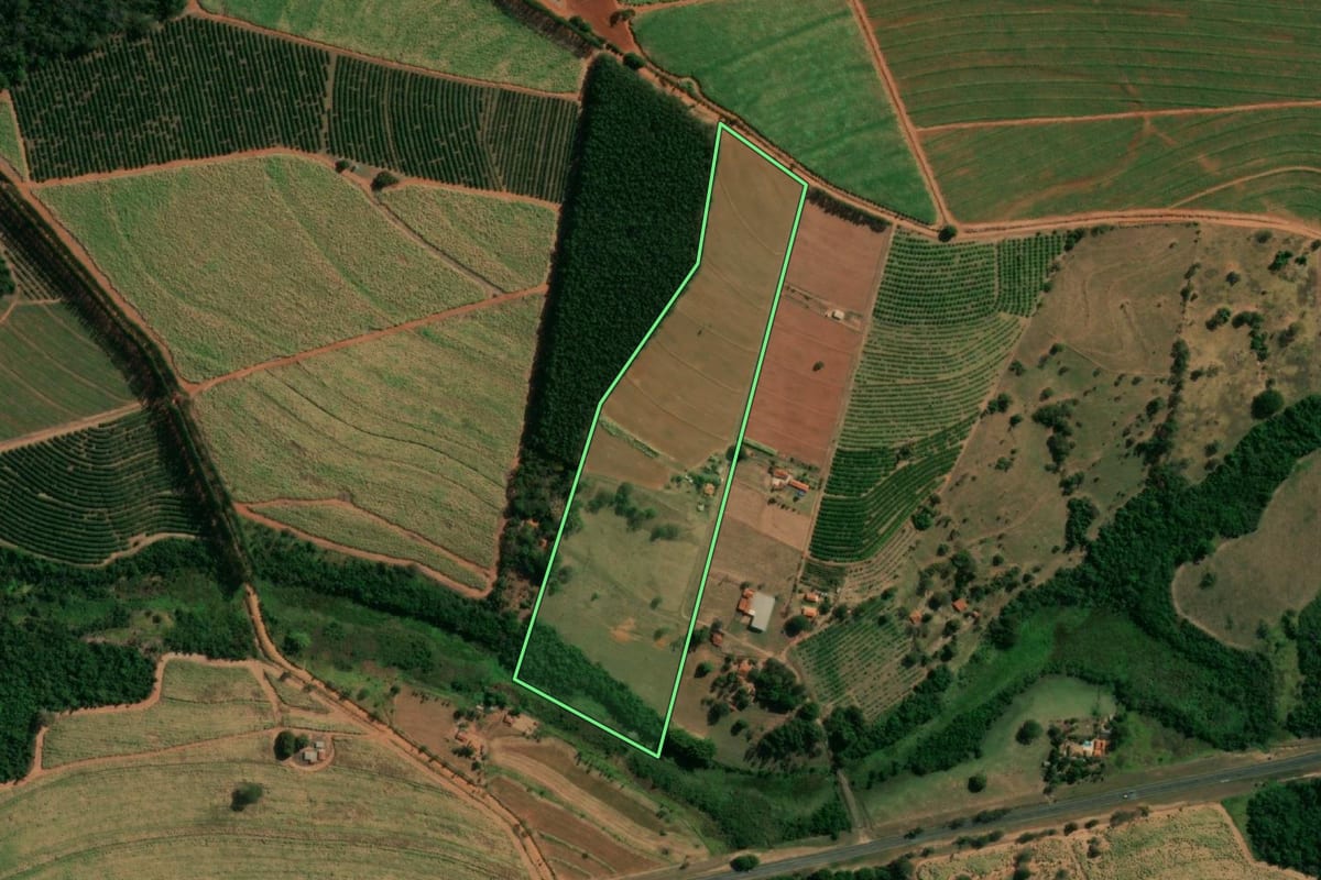 Imagem de satélite do imóvel rural em Itápolis (SP), com o contorno declarado no CAR desenhado por cima.