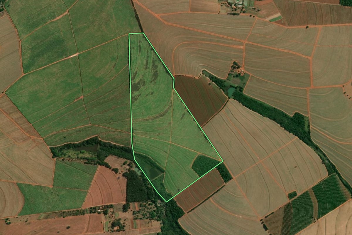 Imagem de satélite do imóvel rural em Itápolis (SP), com o contorno declarado no CAR desenhado por cima.