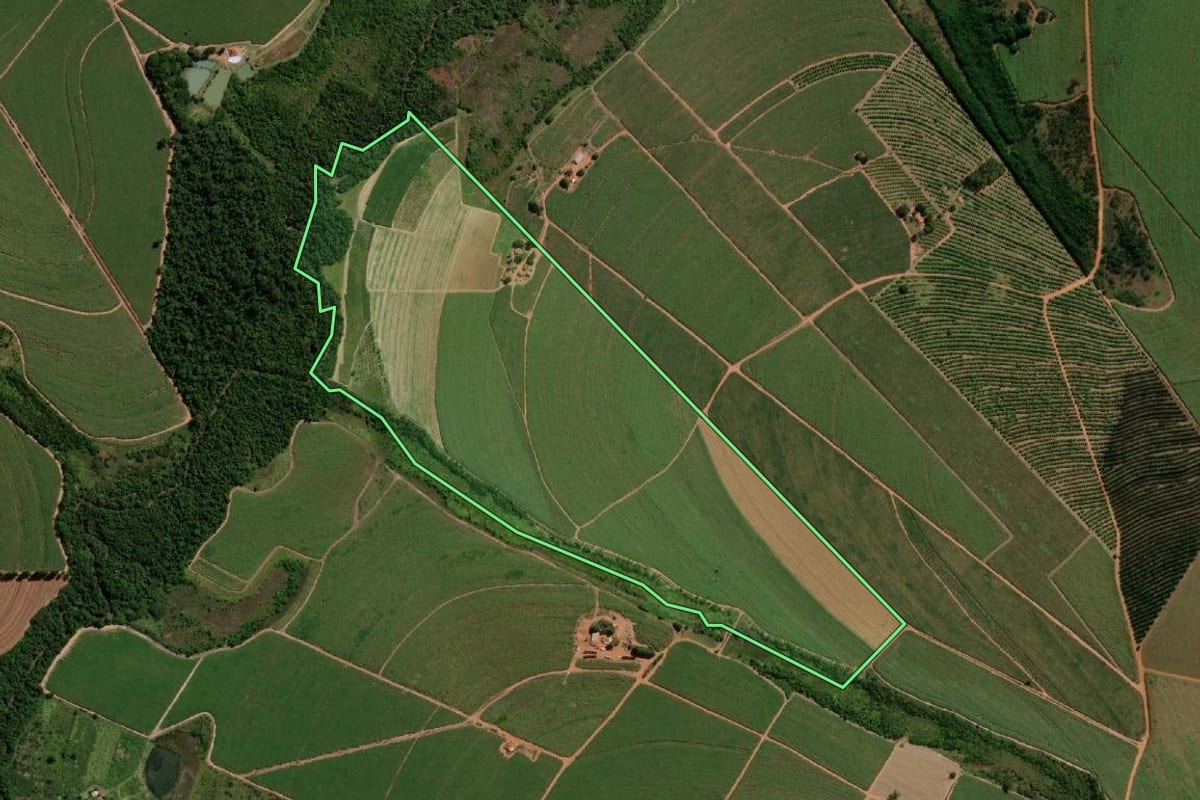 Imagem de satélite do imóvel rural em Itápolis (SP), com o contorno declarado no CAR desenhado por cima.