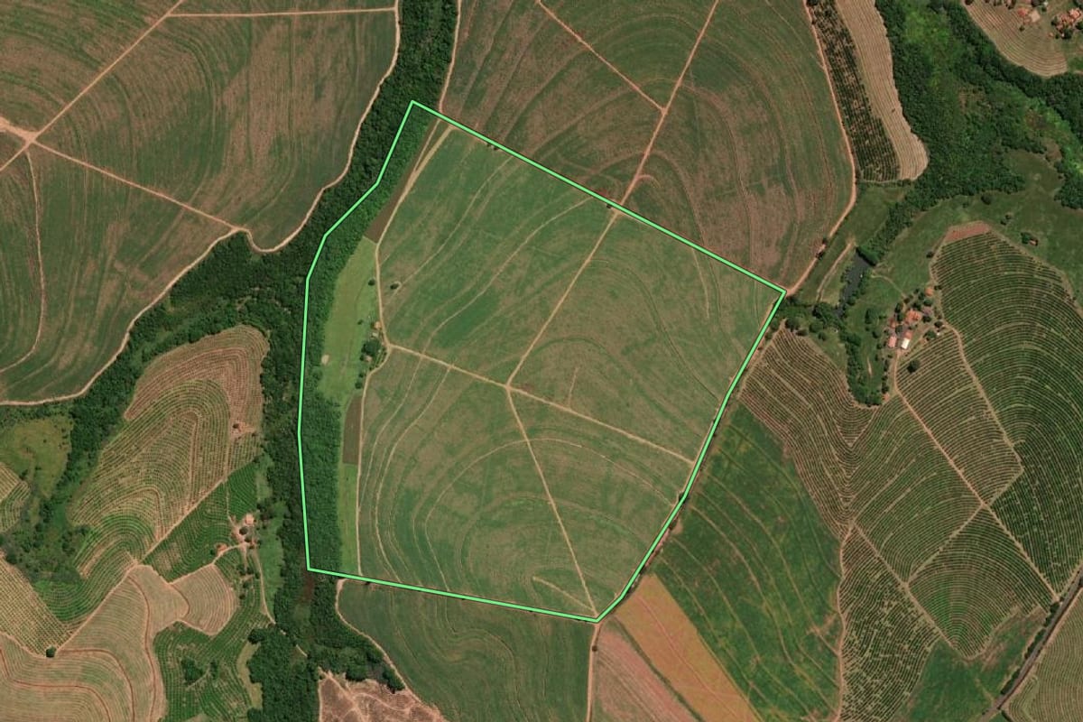 Imagem de satélite do imóvel rural em Itápolis (SP), com o contorno declarado no CAR desenhado por cima.