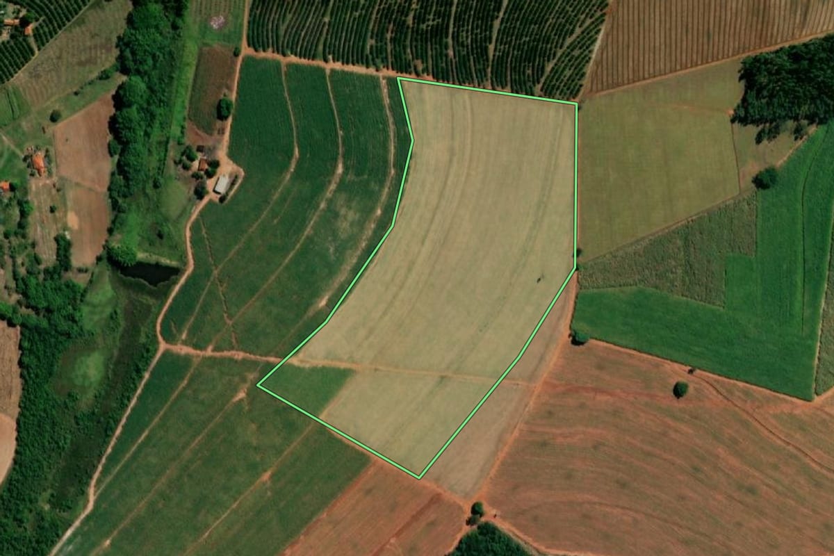 Imagem de satélite do imóvel rural em Itápolis (SP), com o contorno declarado no CAR desenhado por cima.
