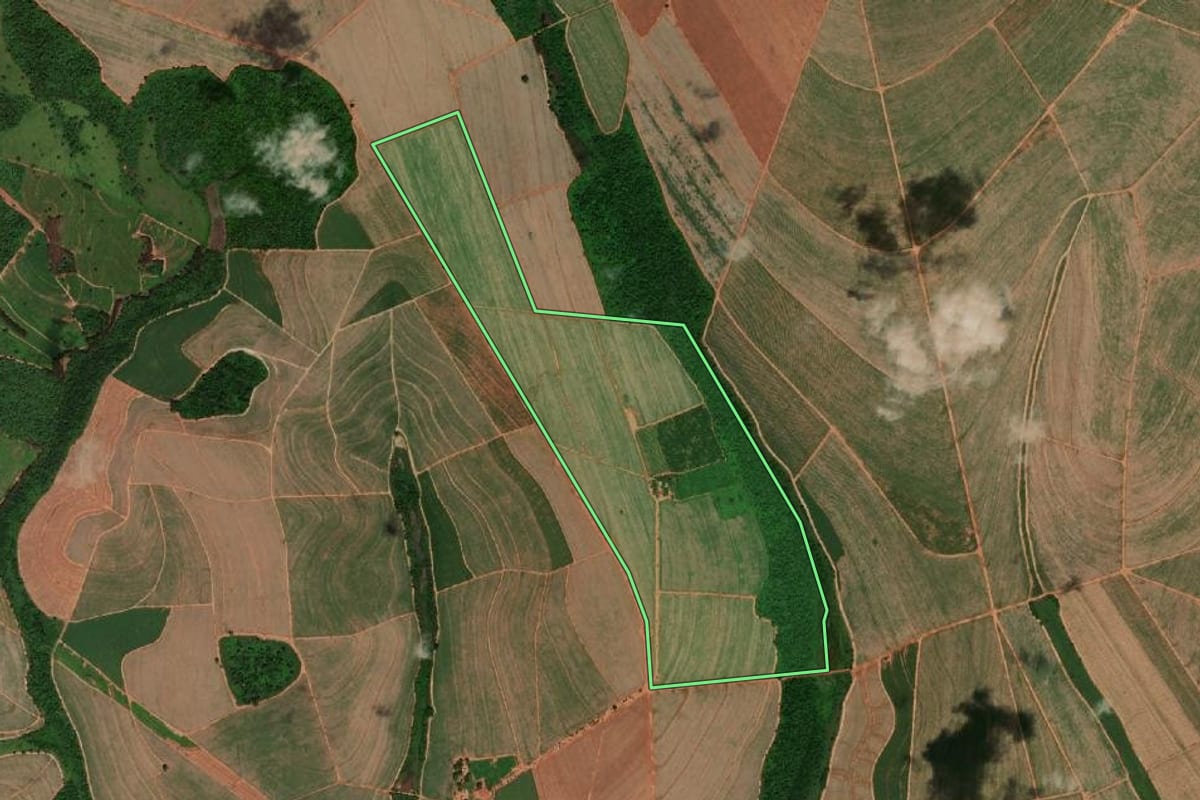 Imagem de satélite do imóvel rural em Itápolis (SP), com o contorno declarado no CAR desenhado por cima.