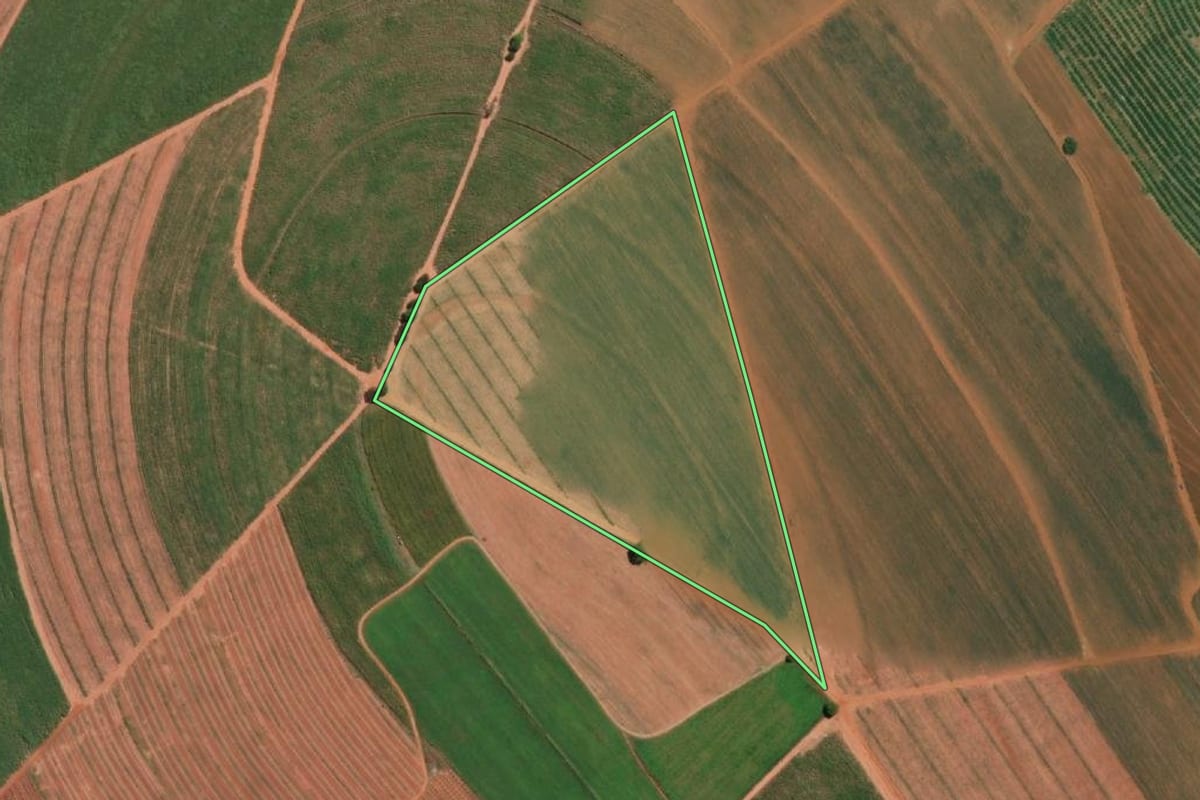 Imagem de satélite do imóvel rural em Itápolis (SP), com o contorno declarado no CAR desenhado por cima.