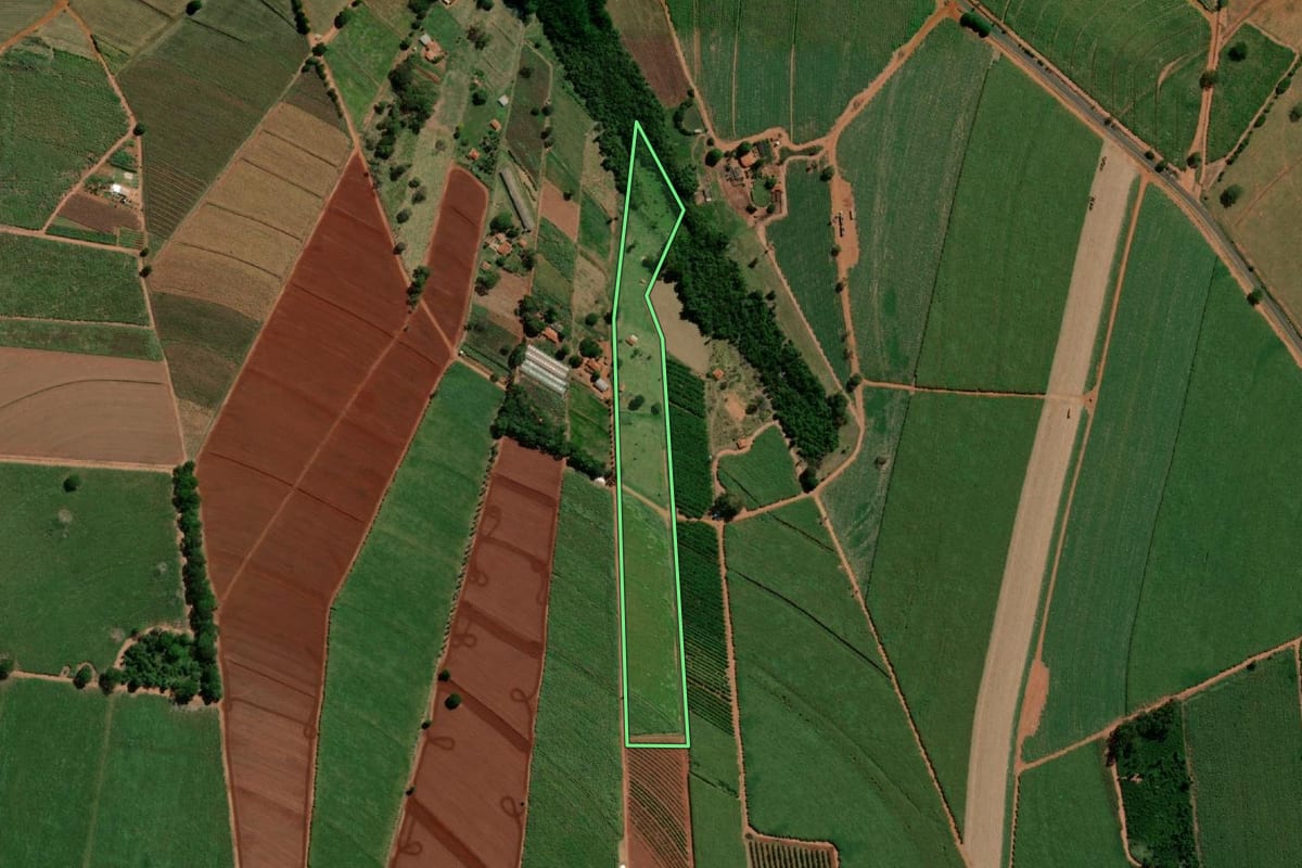 Imagem de satélite do imóvel rural em Itápolis (SP), com o contorno declarado no CAR desenhado por cima.