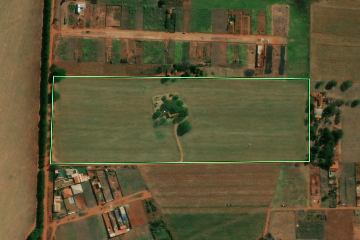 Imagem de satélite do imóvel rural em Itápolis (SP), com o contorno declarado no CAR desenhado por cima.