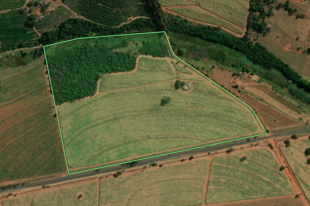 Imagem de satélite do imóvel rural em Itápolis (SP), com o contorno declarado no CAR desenhado por cima.