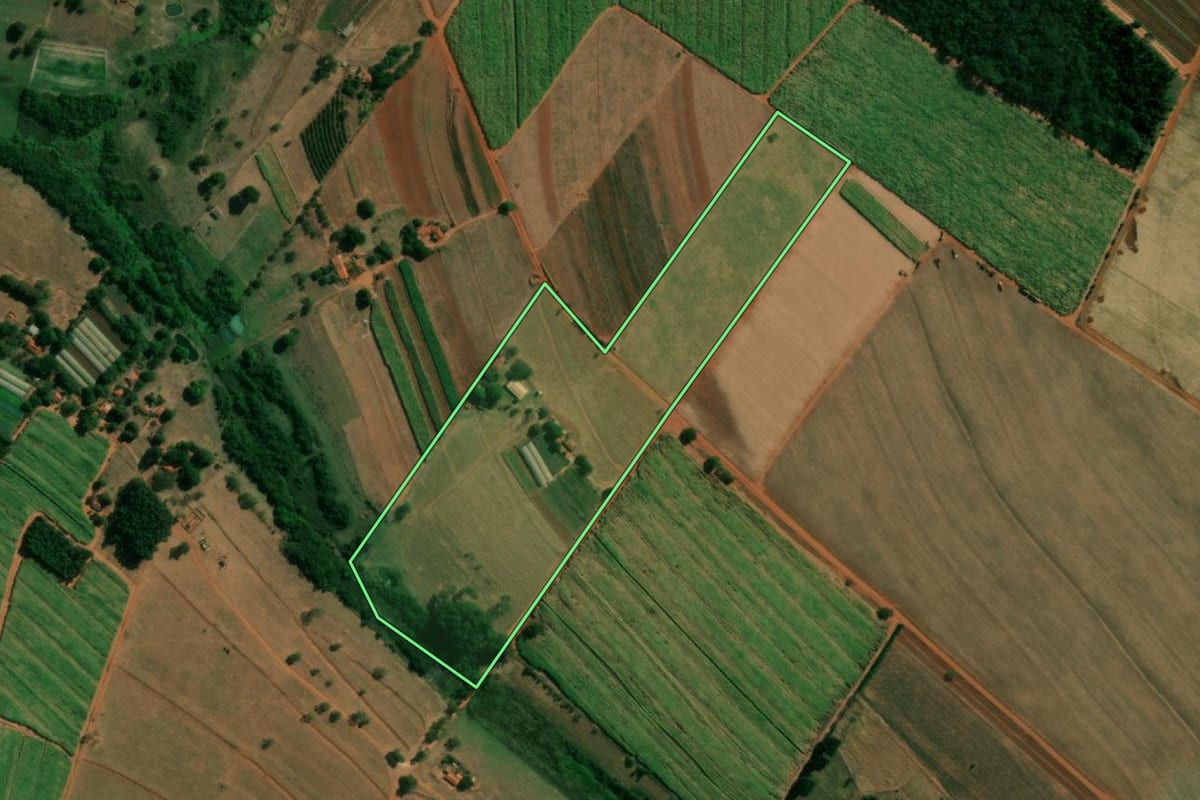 Imagem de satélite do imóvel rural em Itápolis (SP), com o contorno declarado no CAR desenhado por cima.