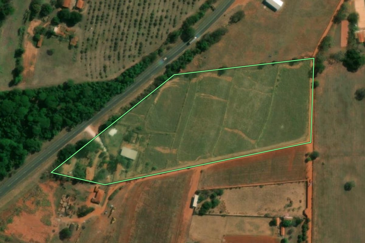 Imagem de satélite do imóvel rural em Itápolis (SP), com o contorno declarado no CAR desenhado por cima.