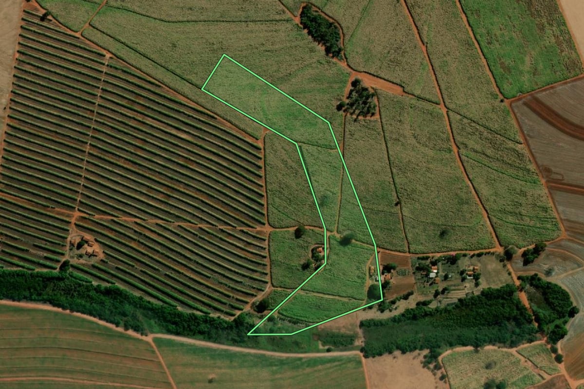 Imagem de satélite do imóvel rural em Itápolis (SP), com o contorno declarado no CAR desenhado por cima.
