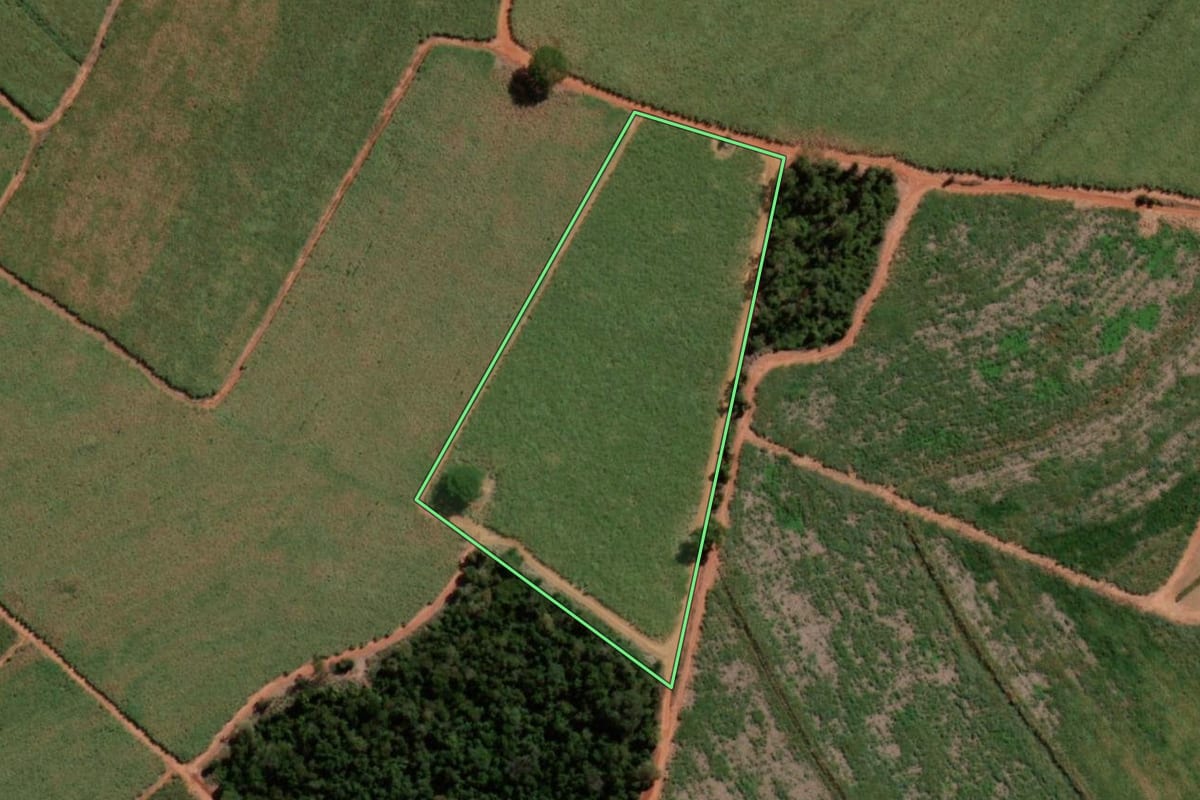 Imagem de satélite do imóvel rural em Itápolis (SP), com o contorno declarado no CAR desenhado por cima.