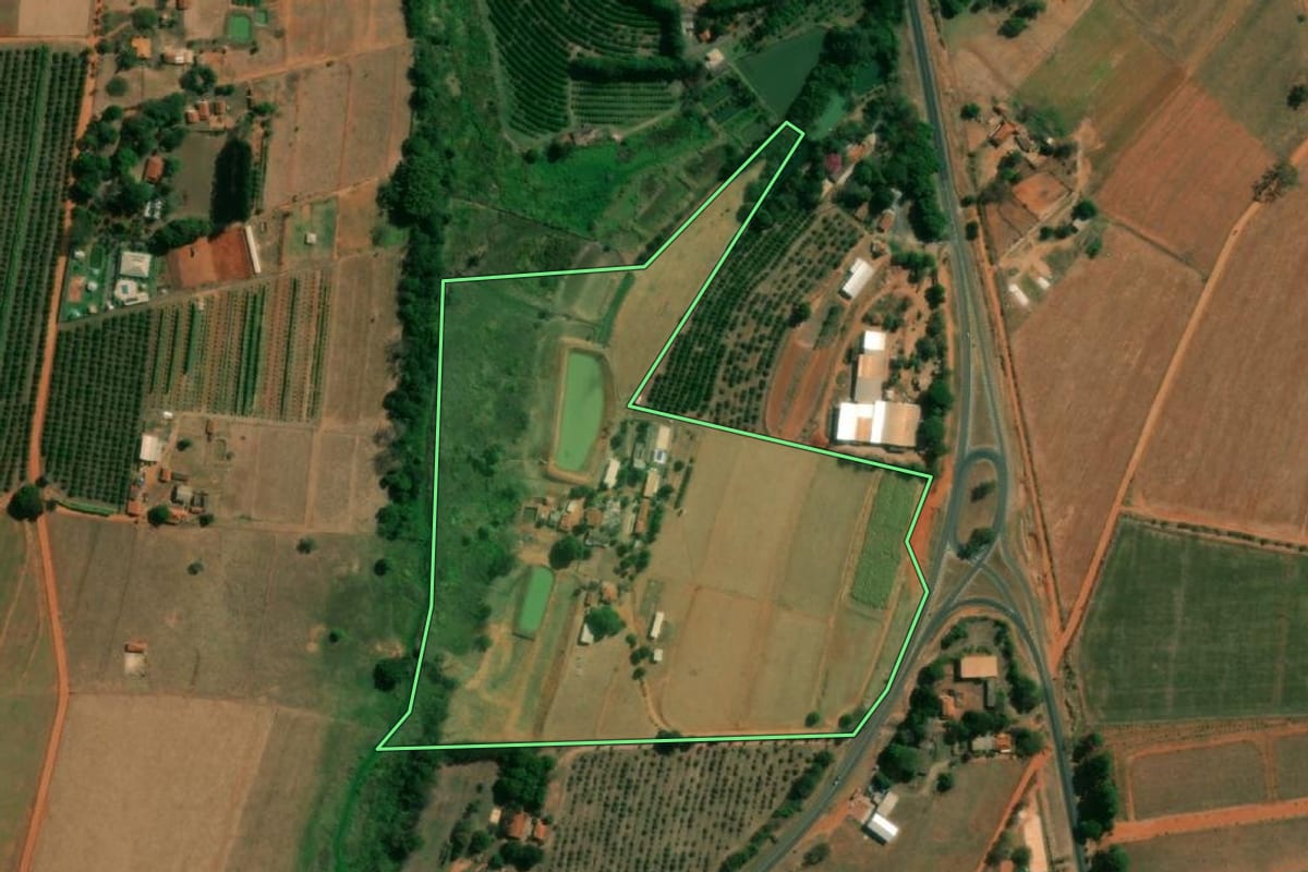 Imagem de satélite do imóvel rural em Itápolis (SP), com o contorno declarado no CAR desenhado por cima.