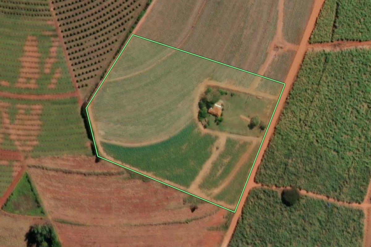 Imagem de satélite do imóvel rural em Itápolis (SP), com o contorno declarado no CAR desenhado por cima.