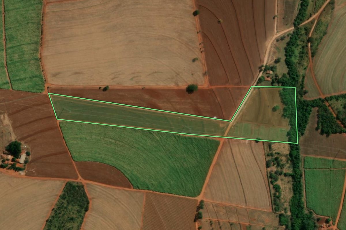 Imagem de satélite do imóvel rural em Itápolis (SP), com o contorno declarado no CAR desenhado por cima.