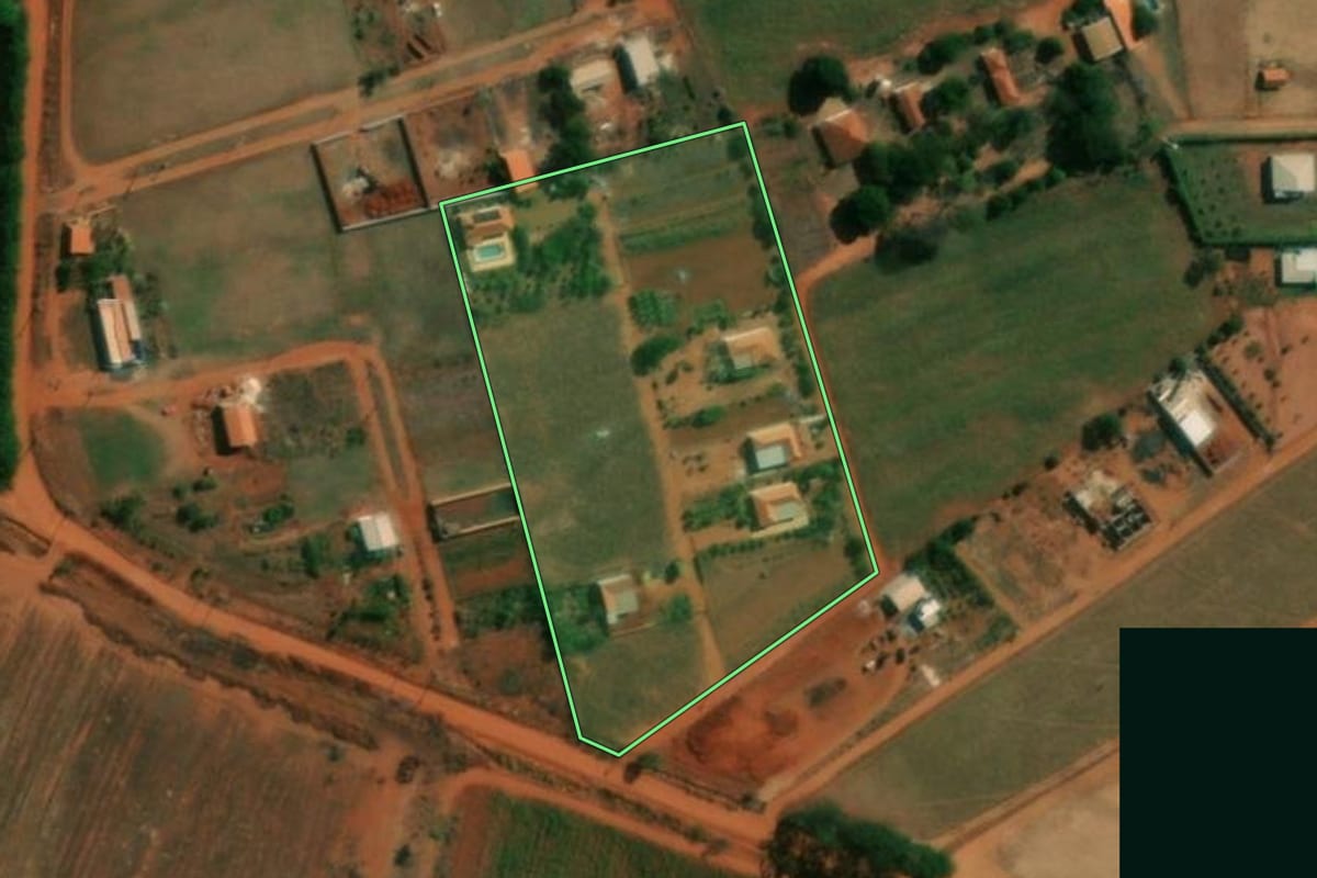 Imagem de satélite do imóvel rural em Itápolis (SP), com o contorno declarado no CAR desenhado por cima.