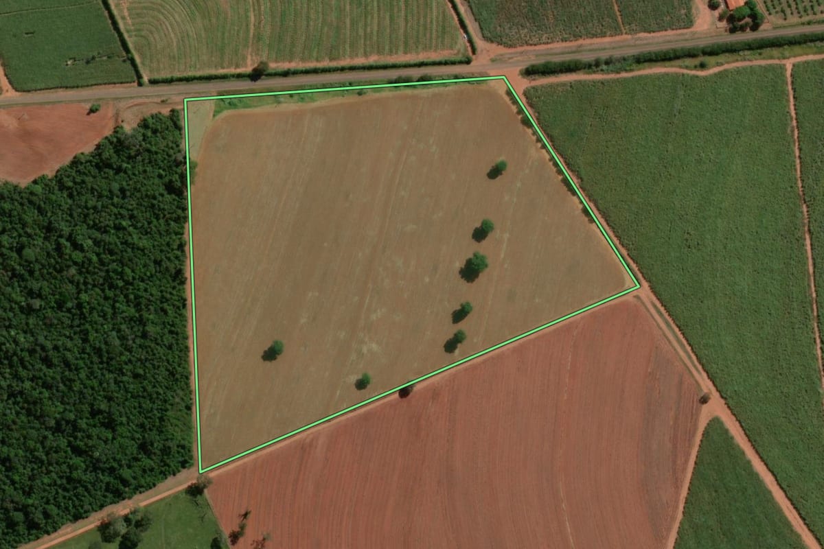 Imagem de satélite do imóvel rural em Itápolis (SP), com o contorno declarado no CAR desenhado por cima.