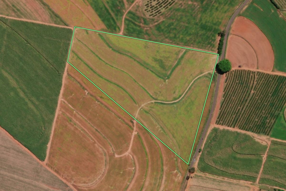 Imagem de satélite do imóvel rural em Itápolis (SP), com o contorno declarado no CAR desenhado por cima.