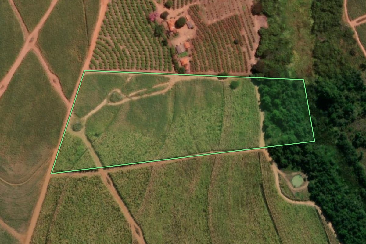 Imagem de satélite do imóvel rural em Itápolis (SP), com o contorno declarado no CAR desenhado por cima.